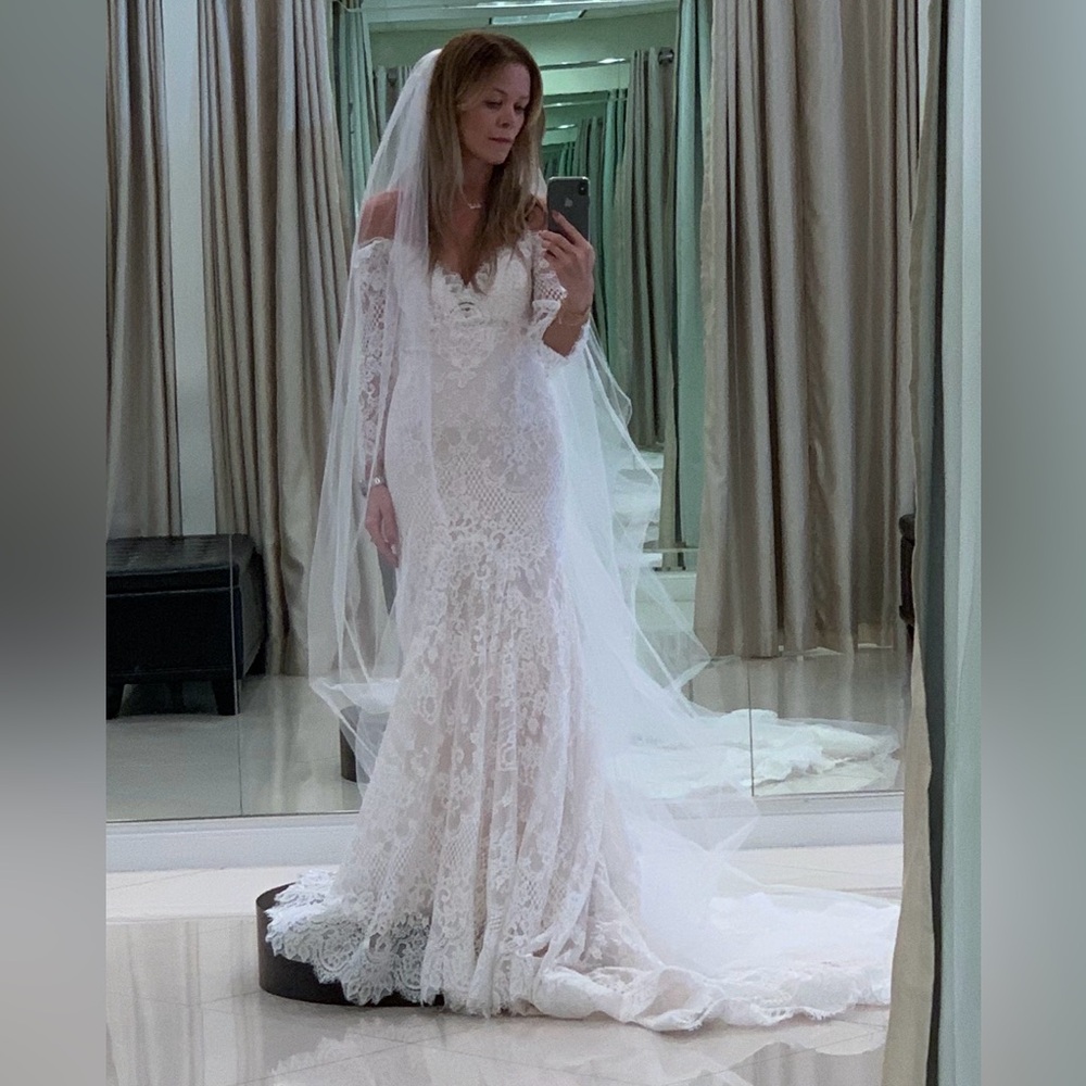 Lace wedding dress - size 8 - NWOT additional long vail